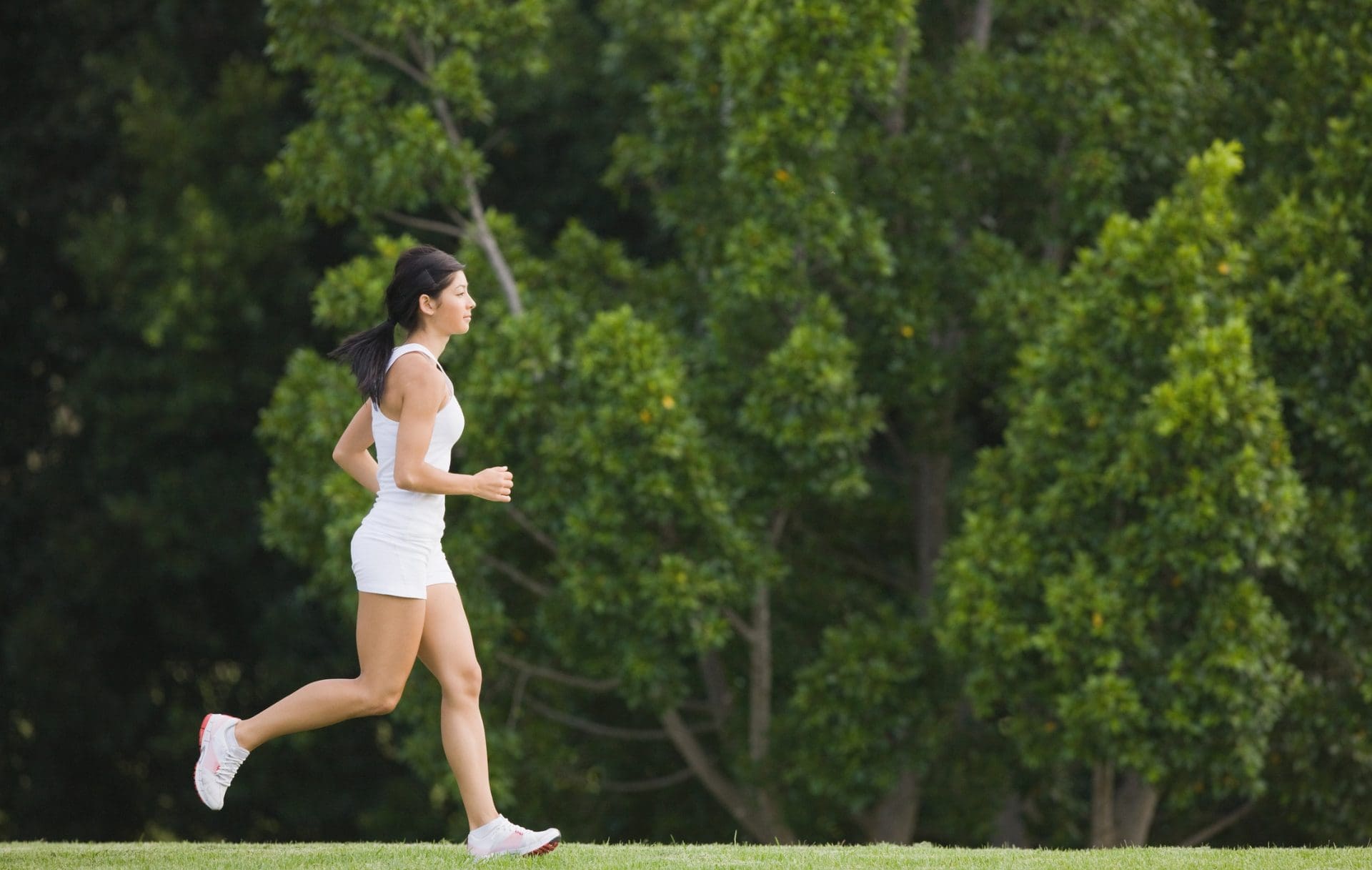 Personne débutant le running en plein air dans un parc