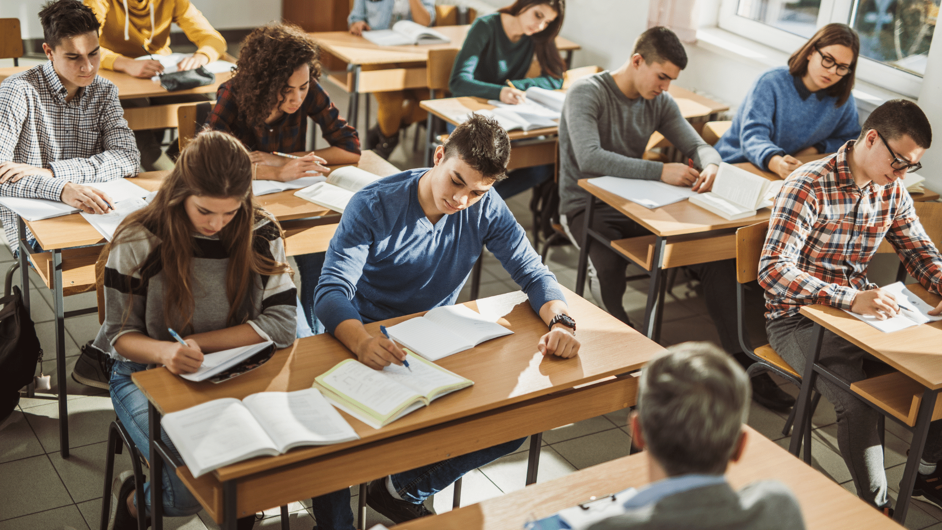 Étudiants préparant leur dossier d'inscription au SCEI pour les concours d'écoles d'ingénieurs