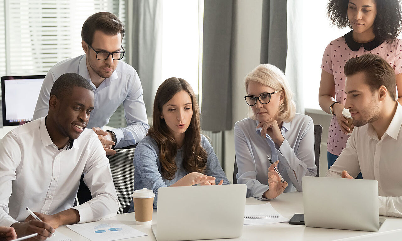 Professionnels réunis autour d'une table pour illustrer le monde du travail