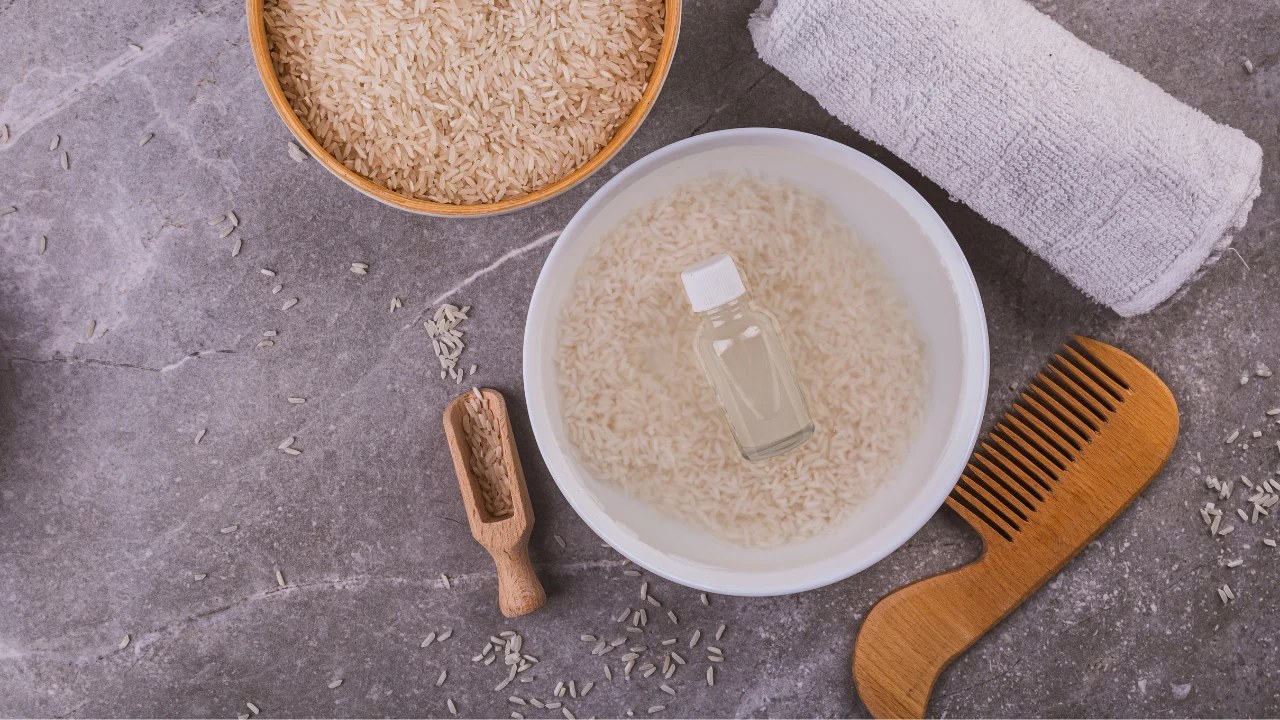 Bol d'eau de riz trouble posé sur un plan de travail de cuisine